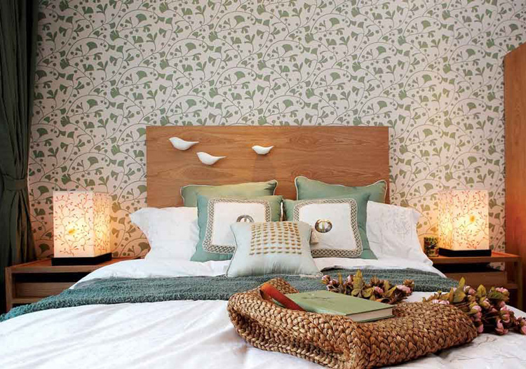 淡绿色银杏叶墙纸与原木色家具的完美结合，床头的立体小鸟将静态空间转变为动态。
