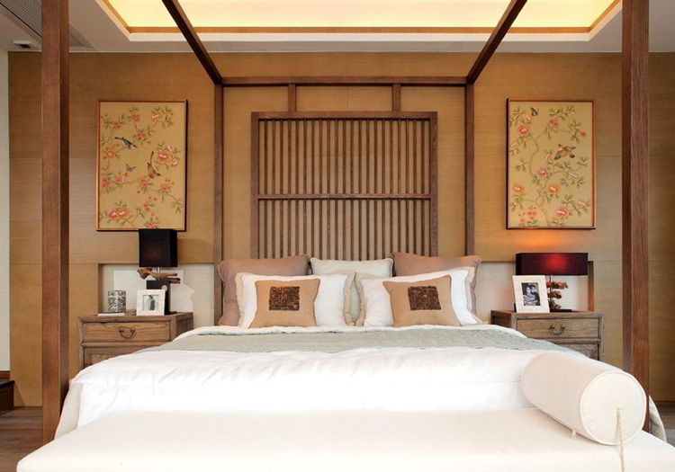 中式传统四柱床，木制品的香味弥漫在整个空间中。
