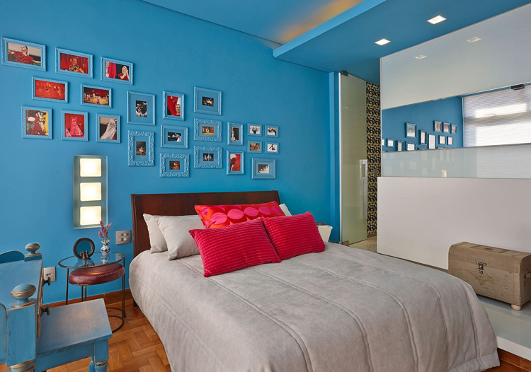 卧室以蓝色为背景墙，照片墙与可以相呼应，在这样艳丽的房间就寝也别有风味。