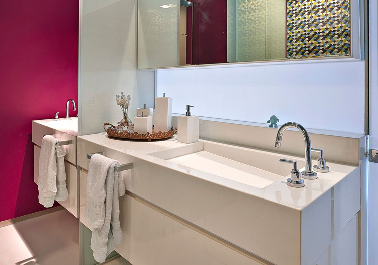 原本纯白色卫生间，镜子的设置增加了卫生间的色彩。
