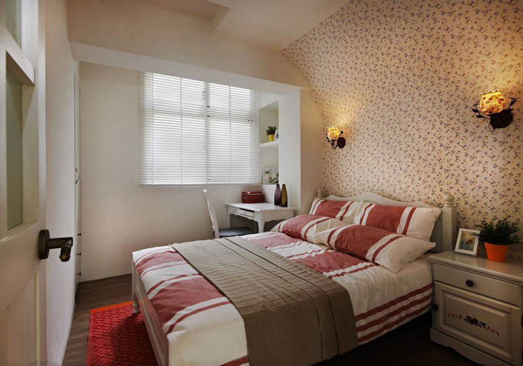 粉红色碎花铺满整个背景墙，搭配黄色床头灯，狭小的空间显得异常温暖。