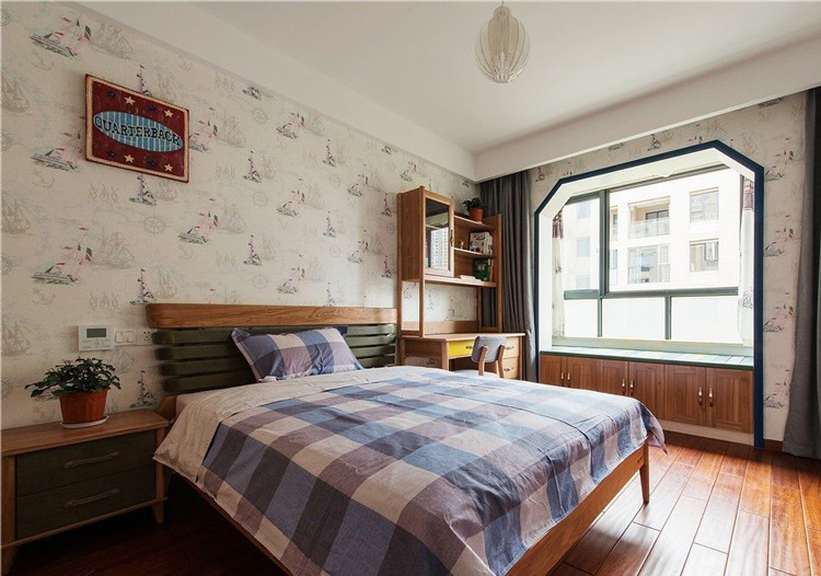 简中的平板床和床头柜，配合简单的木线条，运用的木色和绿色，勾勒出一个清晰、对称、简约的卧室。