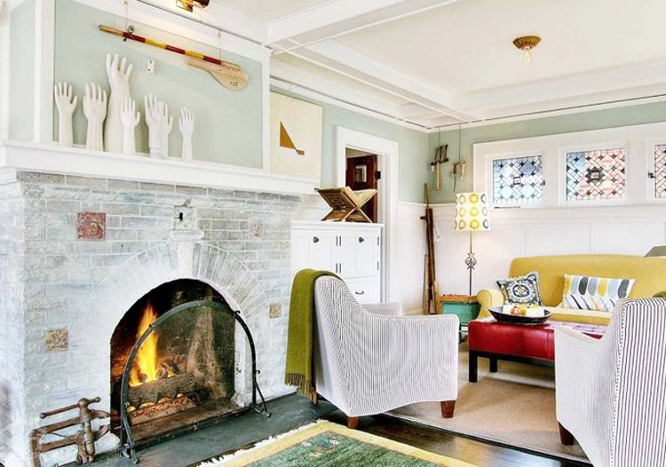 色彩鲜艳的客厅，仿古壁炉上的人手装饰物，极具独特性。