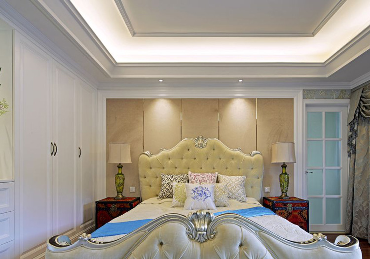 大气磅礴的皮质平板床，搭配精致的吊顶、背景墙及布艺窗帘，奢华至极。