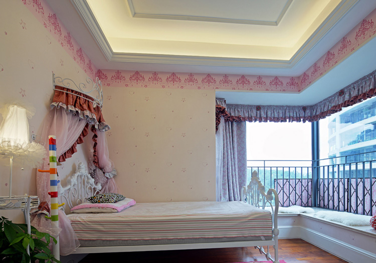 粉嫩的儿童房，铁艺床杆和飘窗护栏，呈现出另一种风情，午后在超大直角型飘窗上睡一觉，温暖美好。