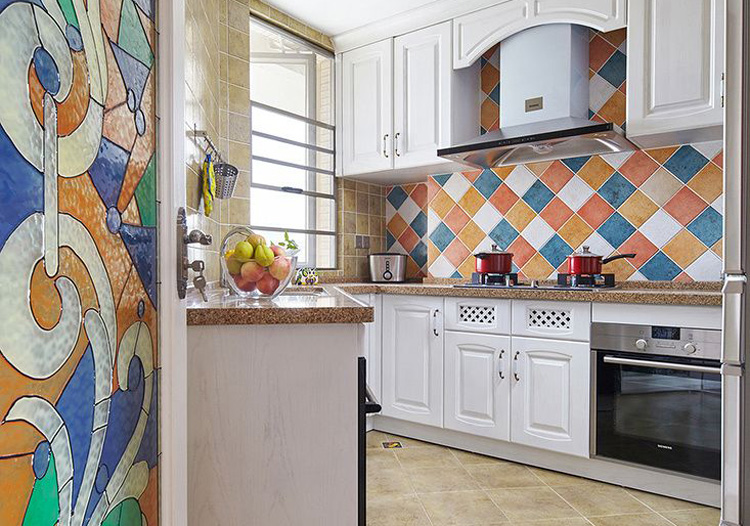 厨房设置在一个弧形小角落，色彩繁多的瓷砖是一道靓丽的风景线，将整个空间立马变得丰富起来。
