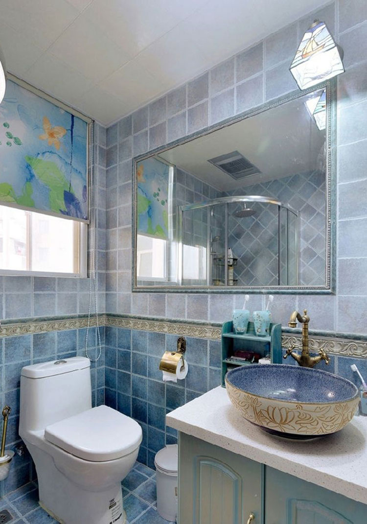卫生间以蓝色瓷砖塑造出海洋风情，复古金属铜水龙头更是一出美妙的点缀。