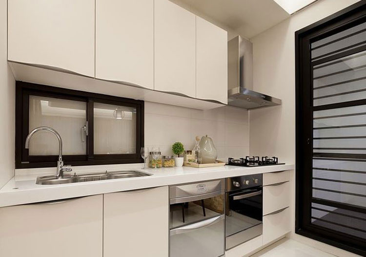 采用最简单的黑白两色构建厨房，符合现代简约的整体风格，线条明快流畅。