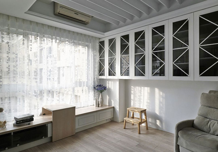 拥有大面开窗的空间，造型独特的书柜，天花板采用垂板的造型来增加隔音的效果。