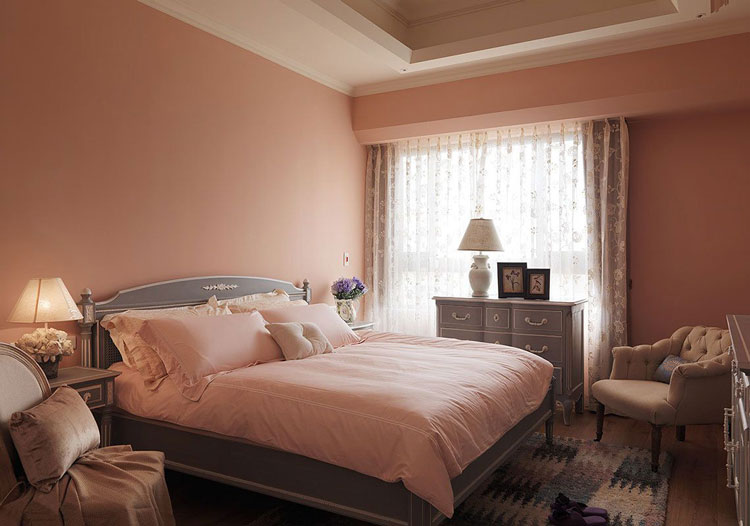 粉嫩色系的主卧中，搭配藕紫色的古典家具与床组，呈现脱俗的美式风情卧房。
