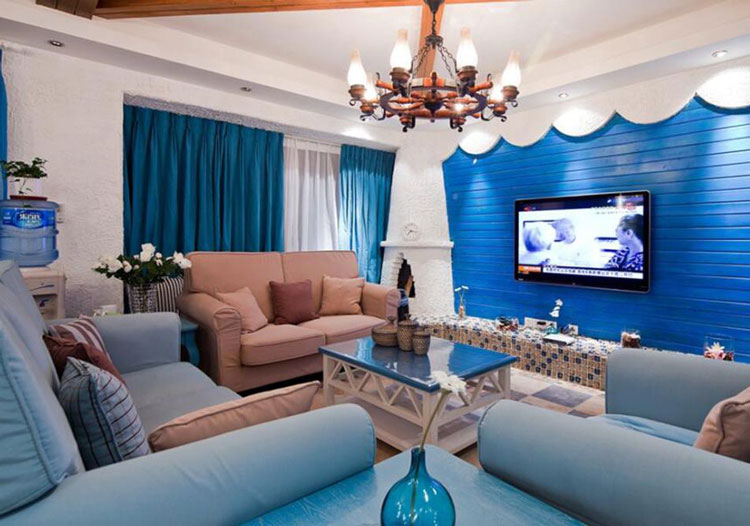 不同于以往地中海风格的蓝色空间，本案中的蓝色色调各异，深蓝电视背景墙、浅蓝布艺沙发等，凸显出空间的层次感。