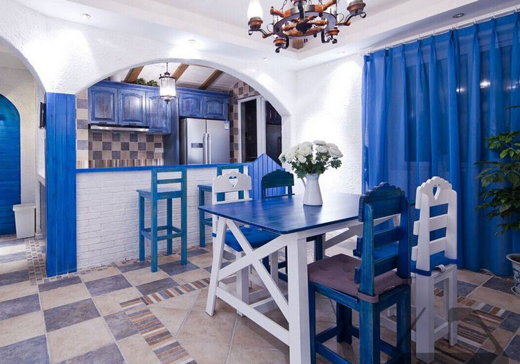 蓝白色调充斥着整个空间，间隔有序的蓝色与白色的餐椅，增加了一抹乐趣。