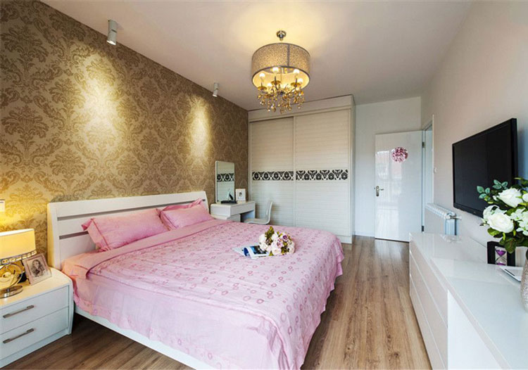 粉色床品为洁白的空间注入一股暖流，黄色墙纸的运用使得空间立马变得奢华起来。