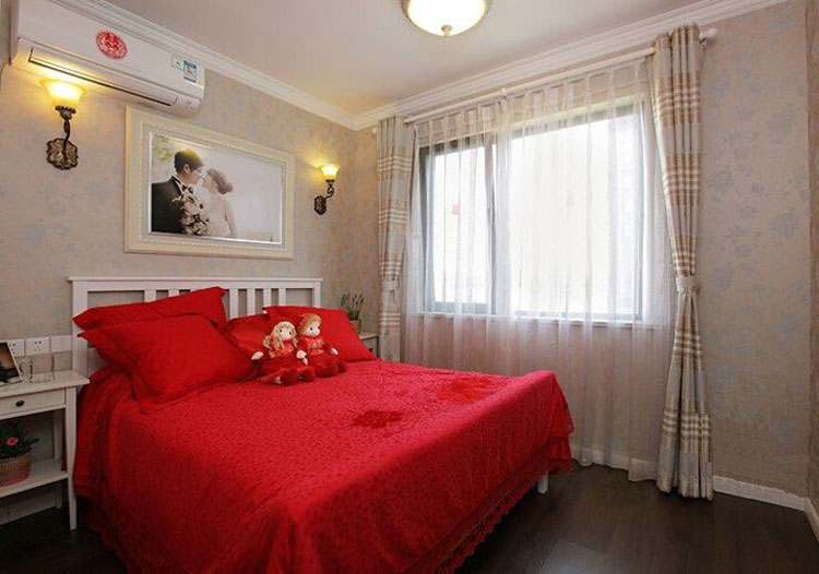 主卧是婚房，大红的床品在浅色的空间中喜庆至极。