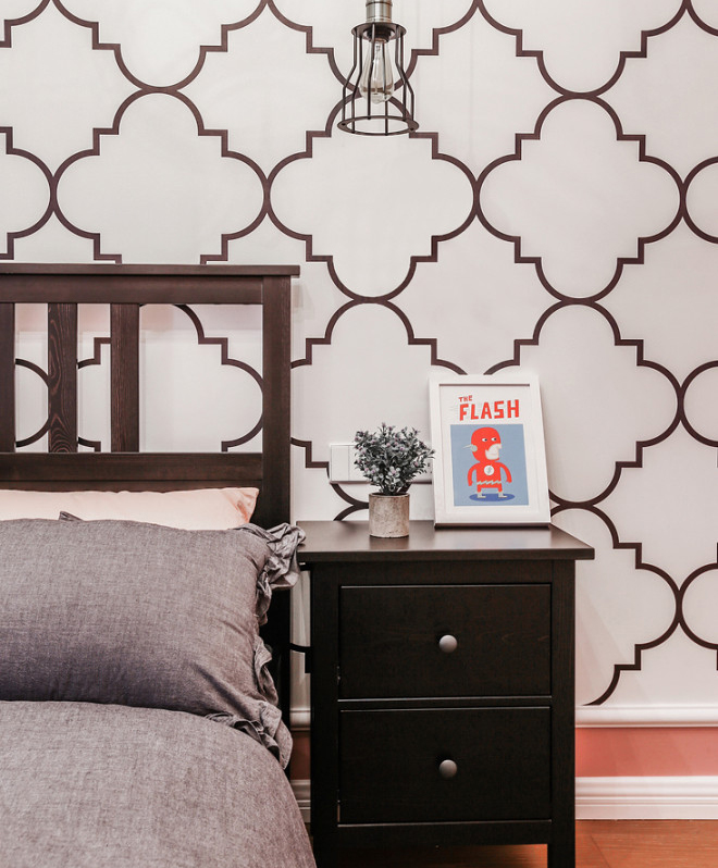 卧室这边通过背景墙的纹理规划，利用实木家具的醇厚质感，将卧室的简单、复古感营造出来，别有格调。