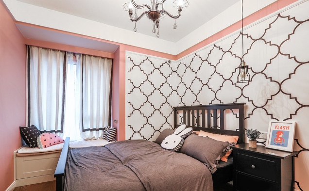 卧室做了一个小飘窗，粉色和灰色莫名的有奇特的搭配效果。静雅之中不缺灵动。
