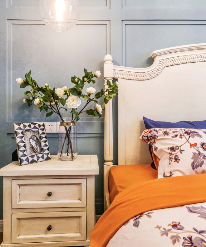 卧室的美式经典款式床具，线条流畅，承接储物的同时还能有精致的生活体验。