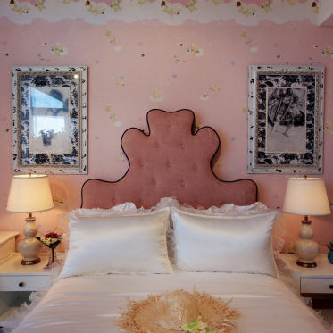 粉色美式风格卧室装修效果...