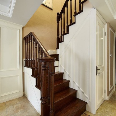 美式风格清新白色楼梯装修...