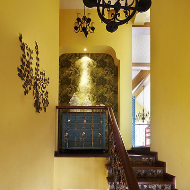 地中海风格温馨黄色楼梯效...