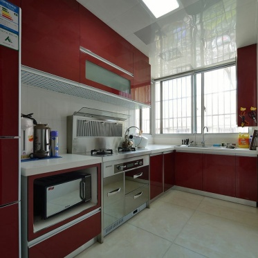 红色现代厨房装修效果图片