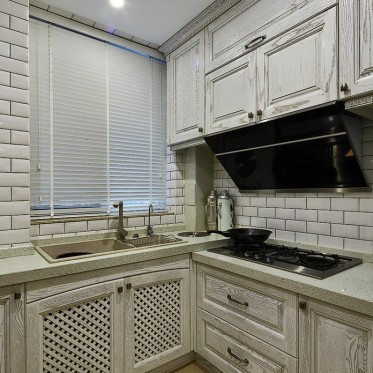 白色新古典风格厨房橱柜效...