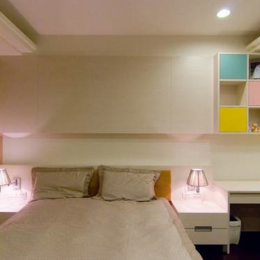 现代风格米色卧室床头装饰...