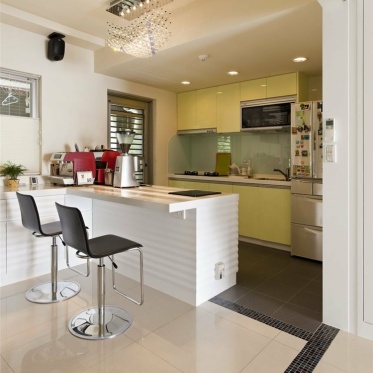 米色现代风格厨房吧台设计...