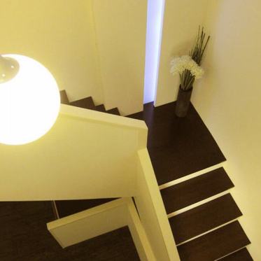 简约风格黄色客厅楼梯装修...