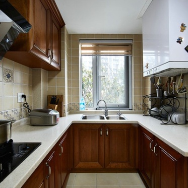 美式风格褐色厨房橱柜效果...