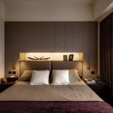 褐色新中式风格卧室床头软...