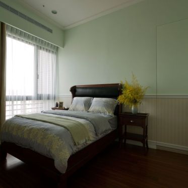 褐色地板美式风格卧室装饰...