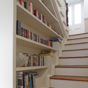 米色美式风格楼梯书柜效果...
