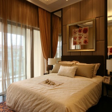 现代风格温馨黄色卧室设计...