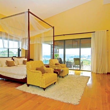 东南亚浪漫黄色卧室装修设...
