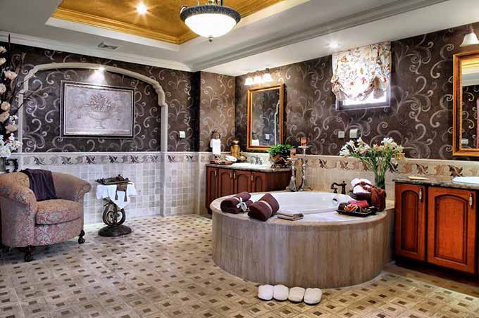 浴室选用了圆形浴缸而非方形，也是这套案例灵动性的体现。