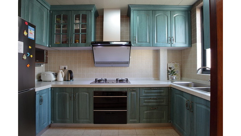 厨房布局方便实用，浅蓝色的厨房干净清爽，搭配白净的瓷砖十分优雅。