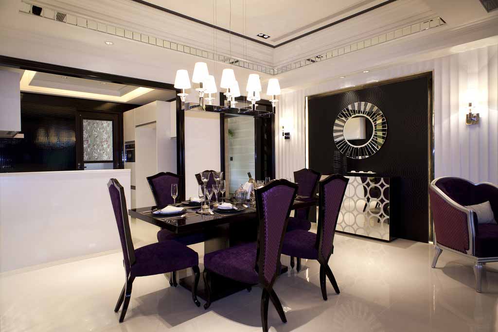 餐厅背景墙的圆镜装饰在新古典的欧式风格装潢中十分典型。