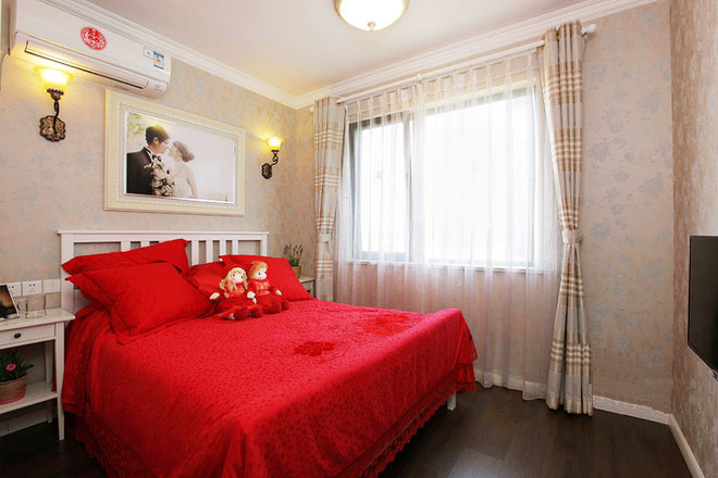 淡雅的卧室，一抹喜庆的大红却不显突兀，令人舒适。
