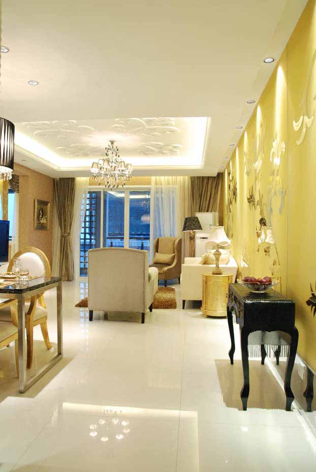 客厅以明净的暖黄色定调，增加了空间亮度的同时显得装潢富贵而不俗气。