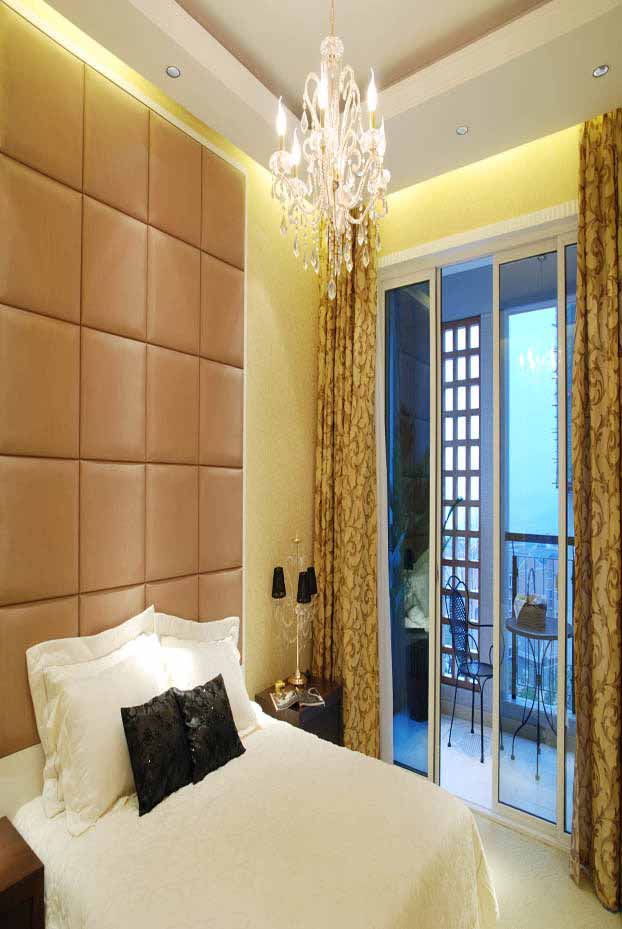 床头主墙面的绷皮包覆营造出了优雅的温馨感，打造了舒适自然的睡眠氛围。