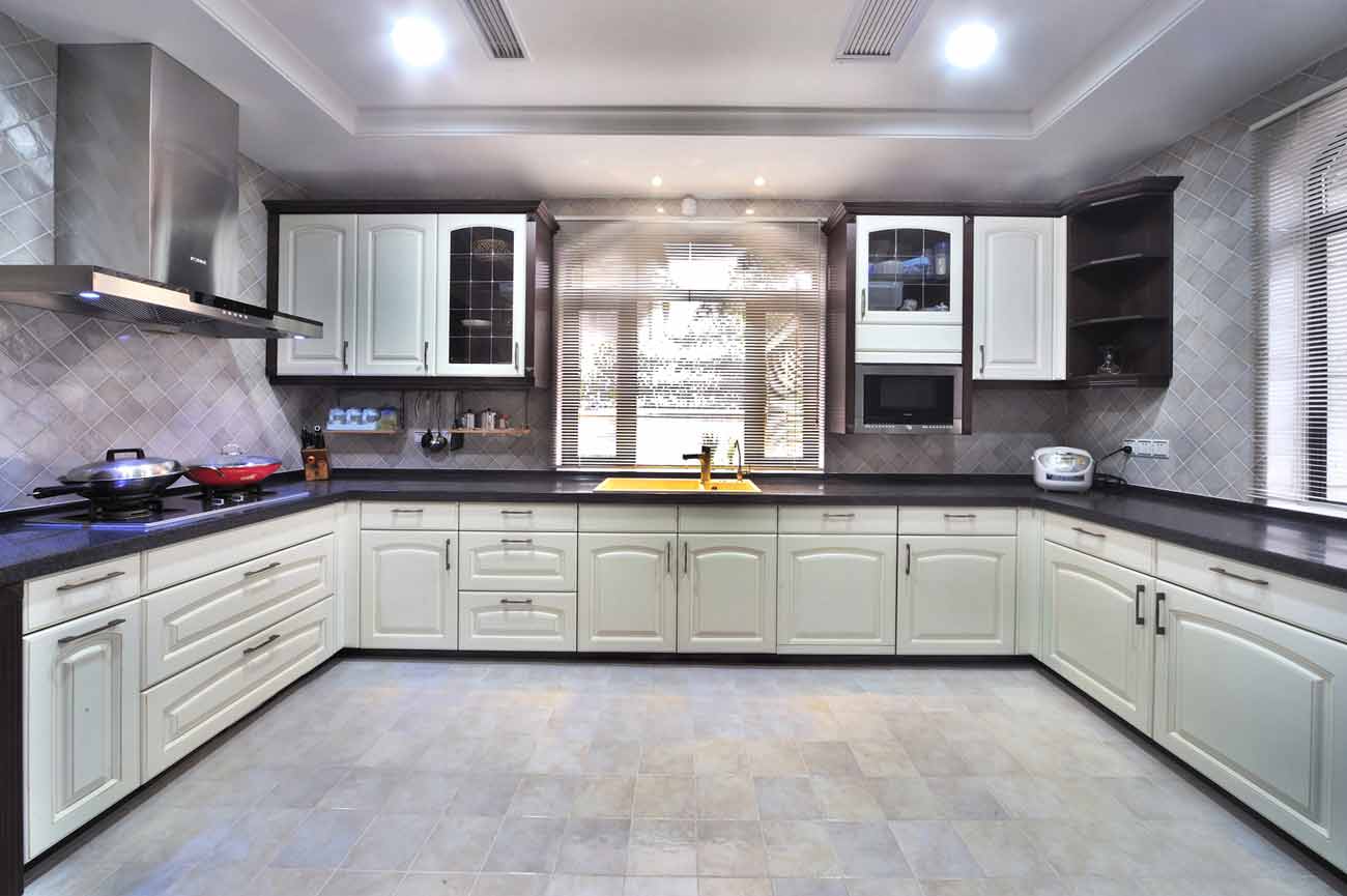 浅灰色带有自然纹路的菱格墙砖与方形地砖相呼应，宽敞的厨房区域设计得十分方便实用。