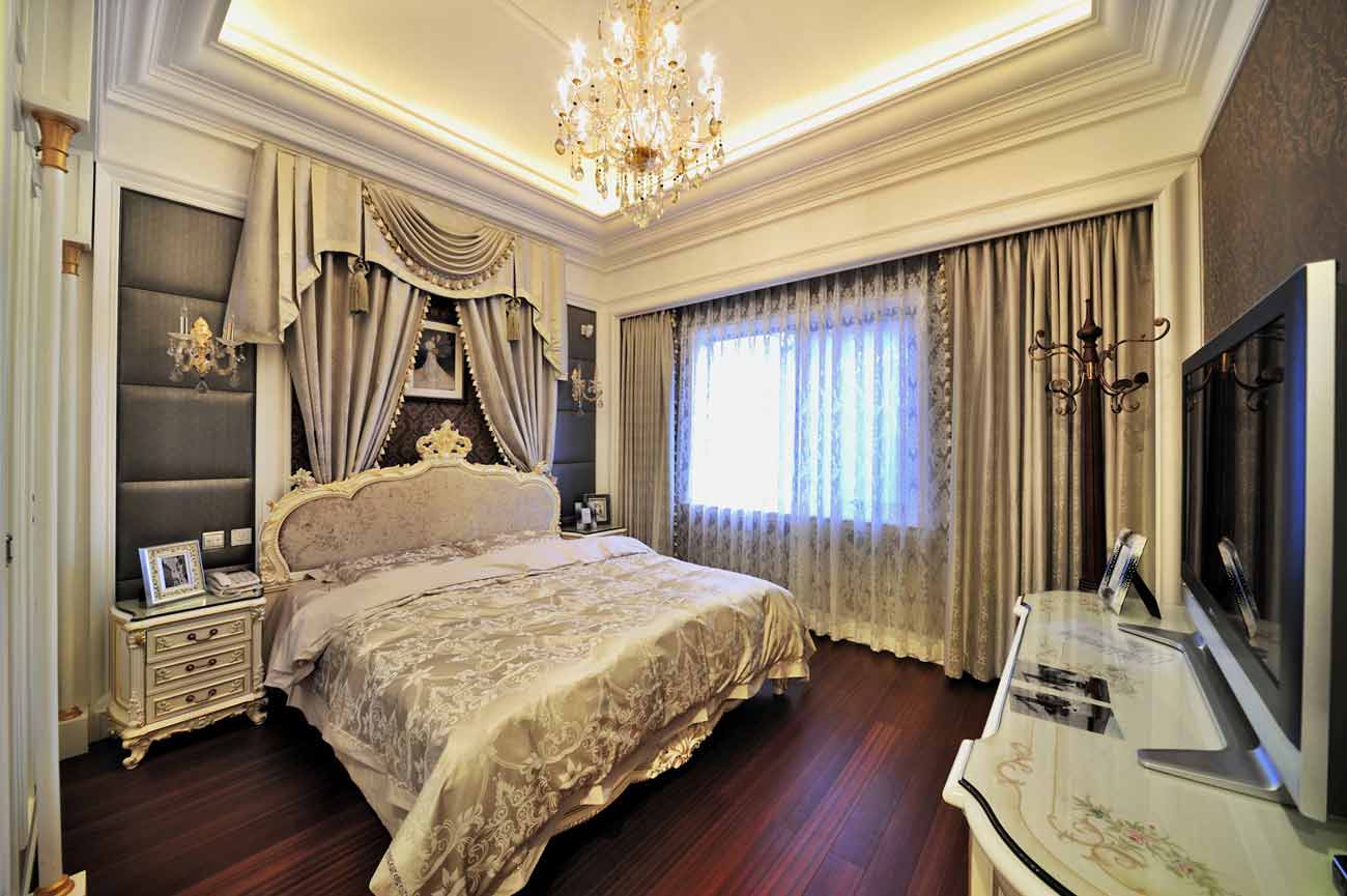 主卧以灰色定调，在低调中尽显奢华。床头主墙帷幕的设计搭配精致的床头造型，宛如童话般梦幻。