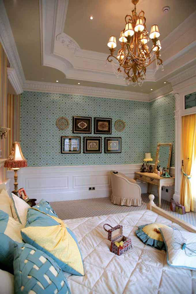 暖色调的卧室，营造温馨舒适的私人空间。