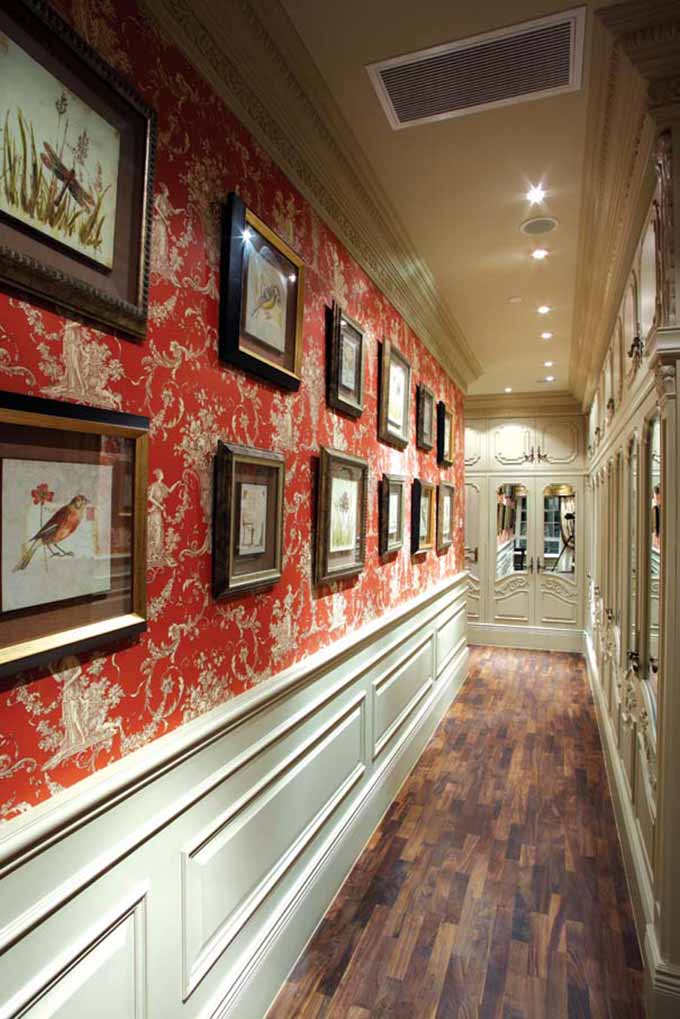 原本简单的廊道以精致的挂画装饰，增添文化气质。