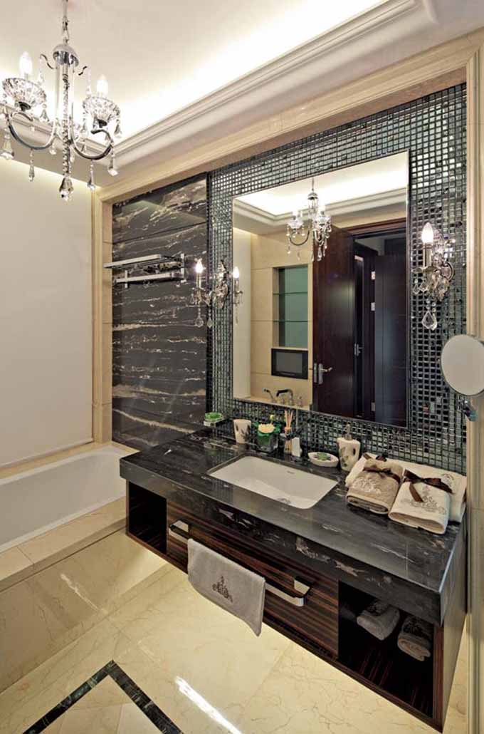 闪亮的马赛克装饰将卫生间点缀得闪亮而精致，悬空式的浴室柜使得空间更显通透。