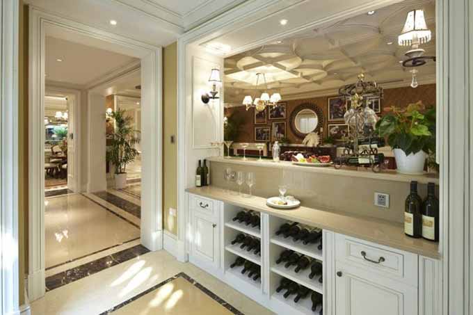 酒柜的设计十分低调，清爽白色的欧式矮柜和吧台设计在一起，方便主人小酌几杯。