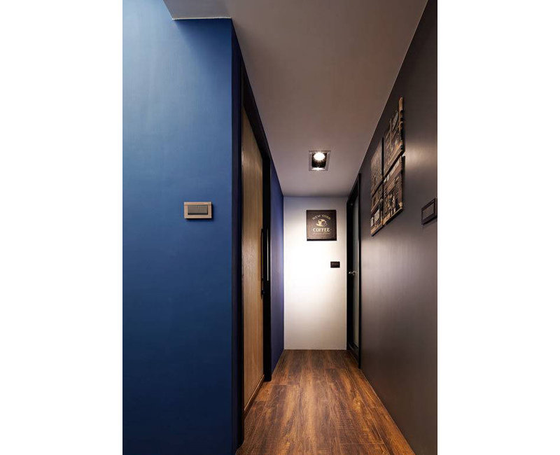 大面积纯色墙面贴合了整体清爽简约的主题，蓝色与褐色的碰撞打破了单调显的十分时尚。