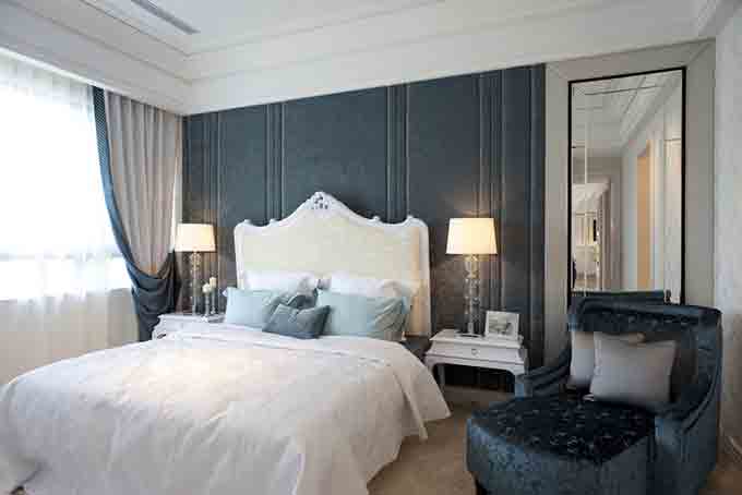 卧室给人奢华的感觉，白色、紫色的搭配，产生了别样的美感。