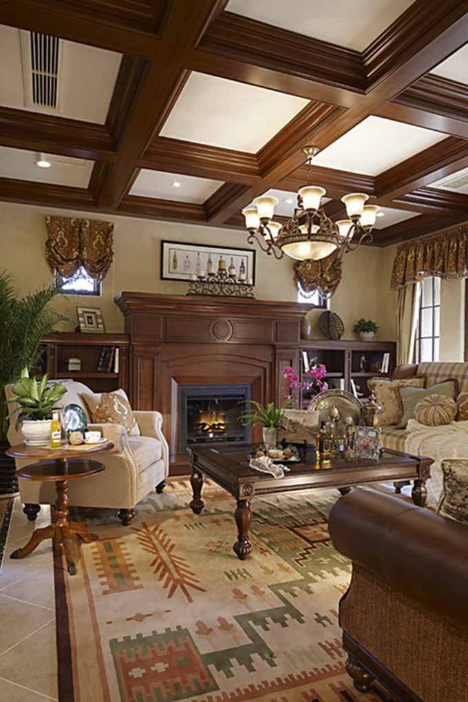 沉稳的美式风格客厅设计，原木的吊顶设计和整体华丽的装潢搭配不显单调。